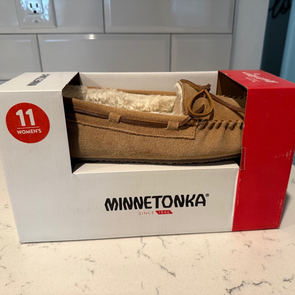 NIB Minnetonka Plush Slippers, size 11